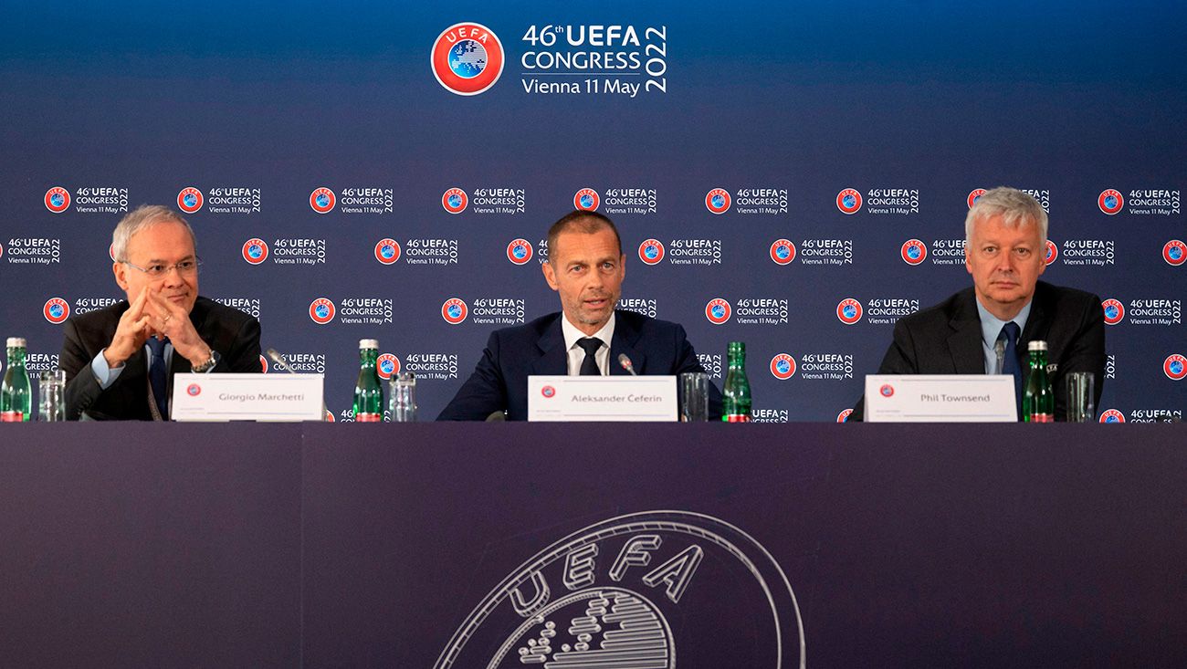 Ejecutivos de la UEFA en rueda de prensa