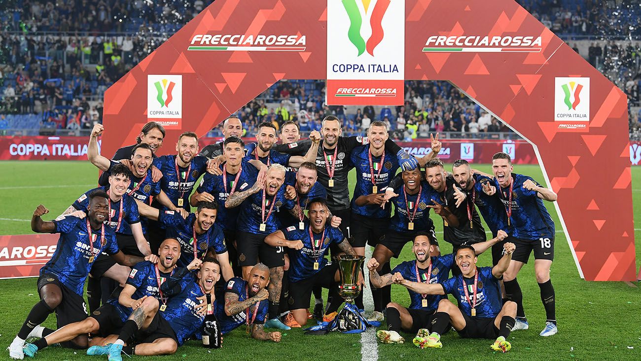 Inter Milan players celebrate the Coppa Italia title