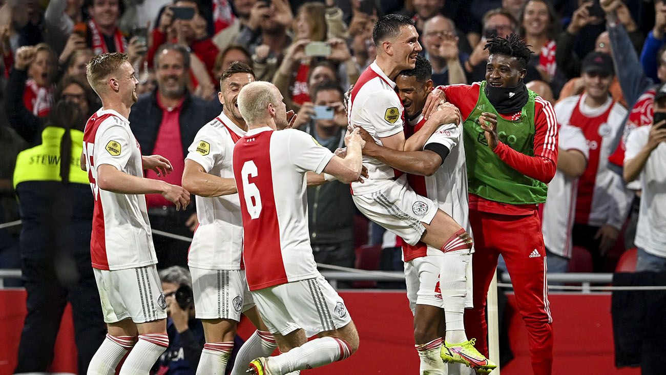 Ajax players celebrate one of the goals against Heerenveen (5-0)