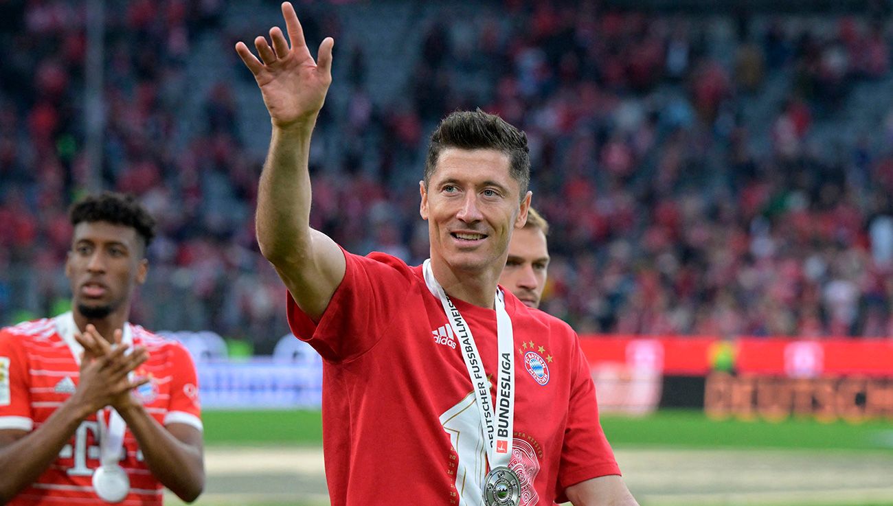 Robert Lewandowski celebrating the League title