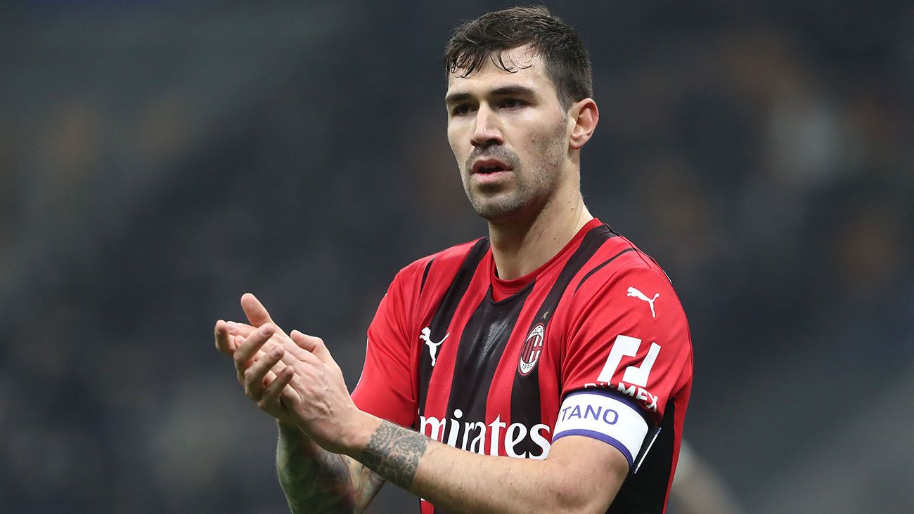 Alessio Romagnoli en un partido con el AC Milán