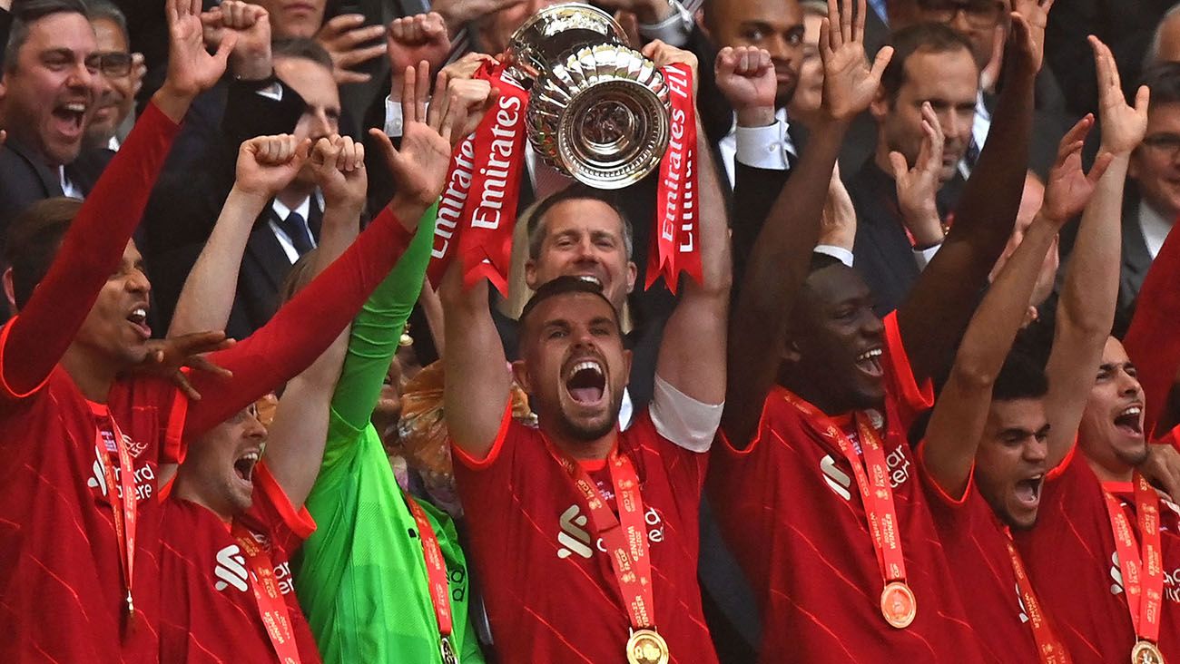 Jordan Henderson lifts the FA Cup trophy