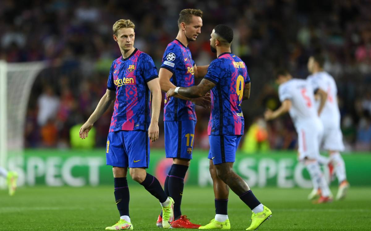 Frenkie Of Jong, Luuk of Jong and Memphis Depay in front of the Bayern