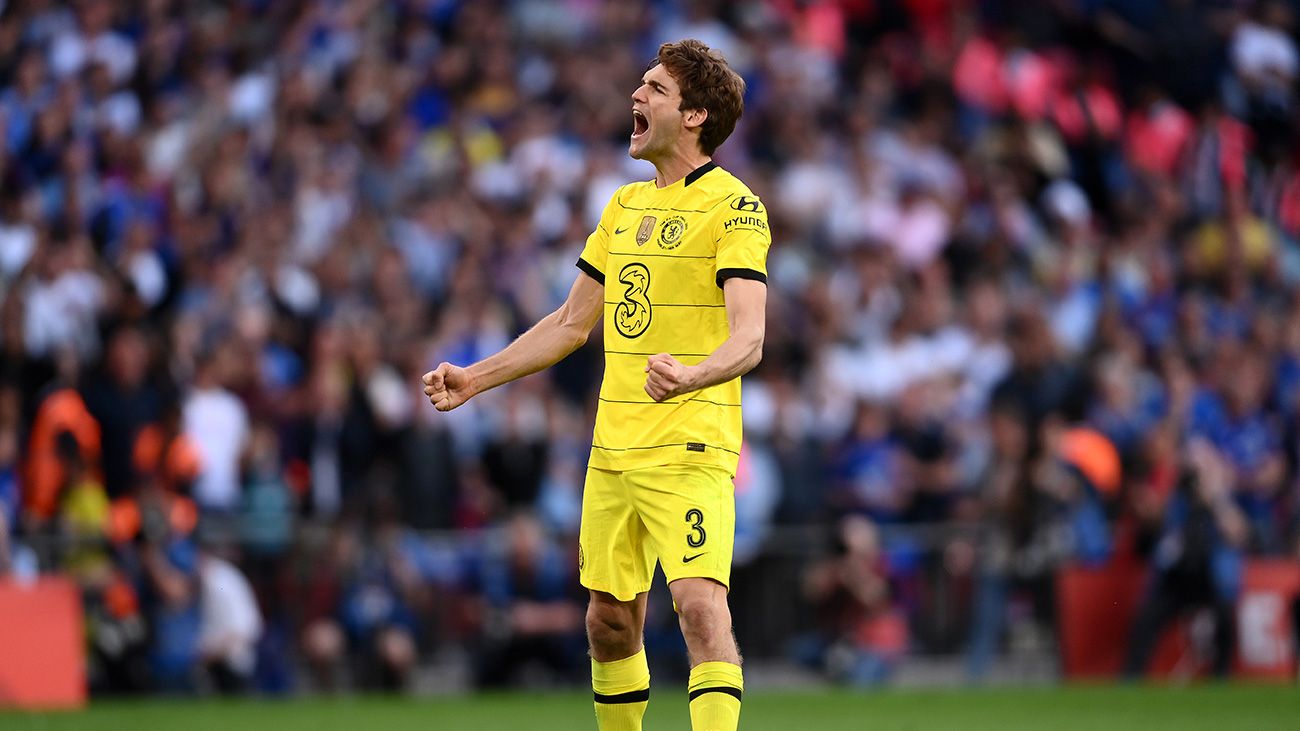 Marcos Alonso celebrando con la grada