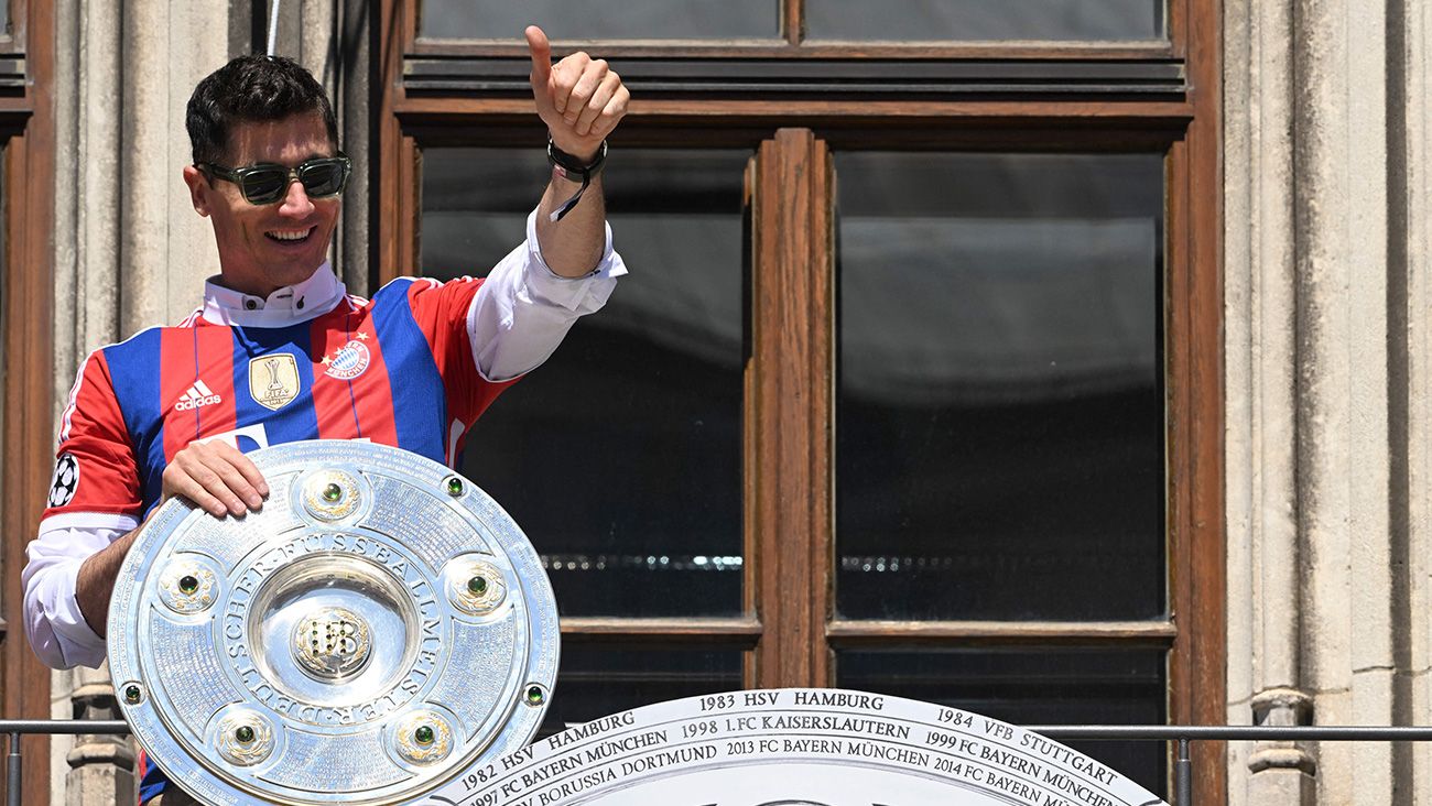Lewandowski saludando al público durante la celebración del título