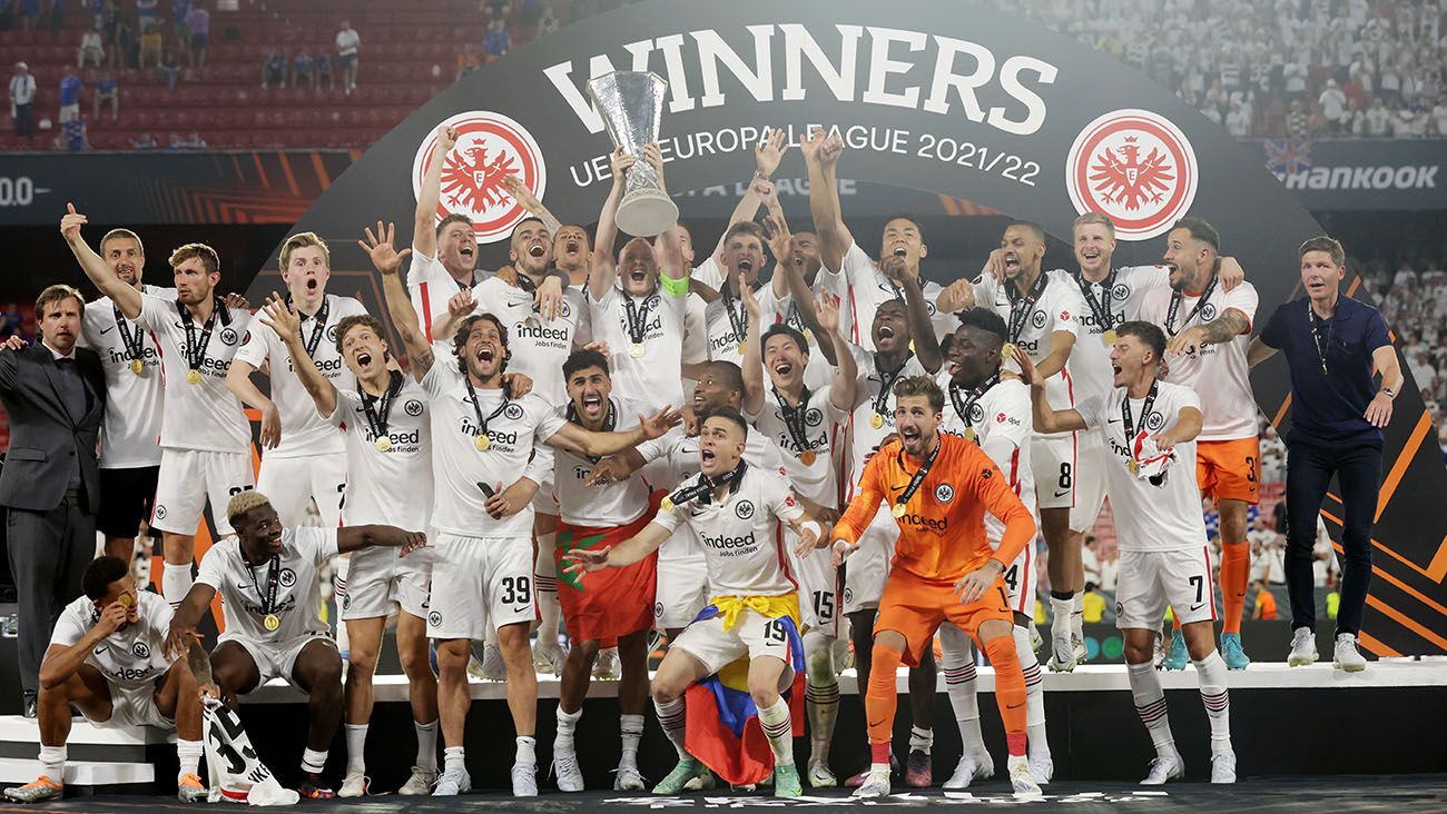 Eintracht Frankfurt players lift the Europa League trophy