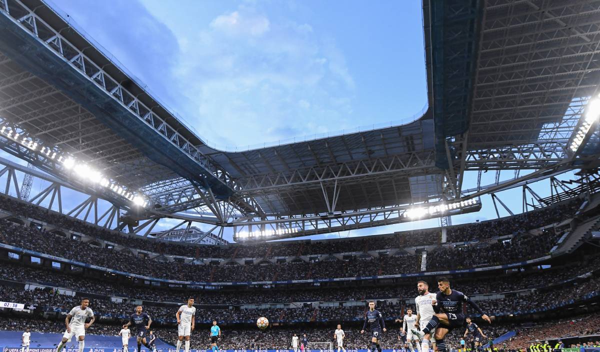 The Real Madrid in front of the City in Santiago Bernabéu