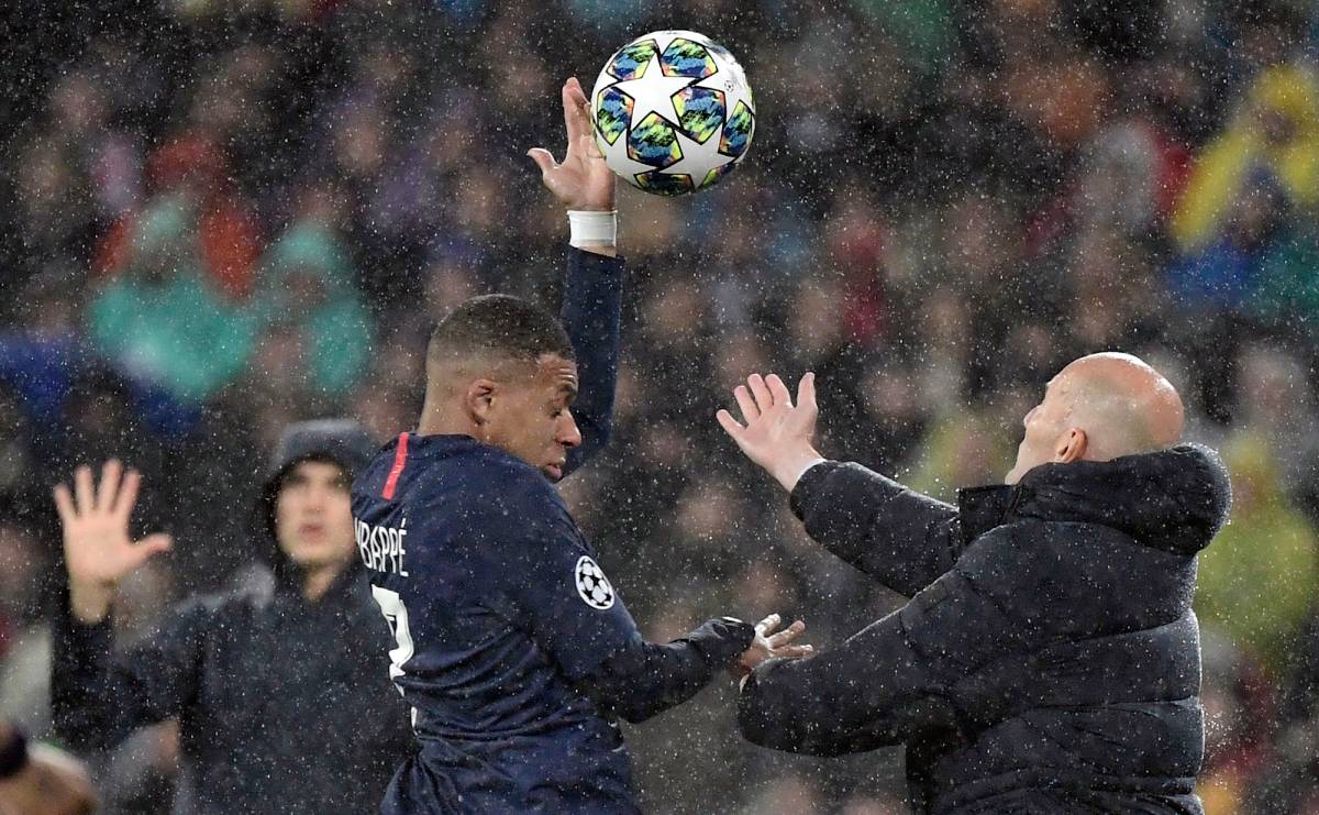 Mbappé And Zidane during a Madrid-PSG