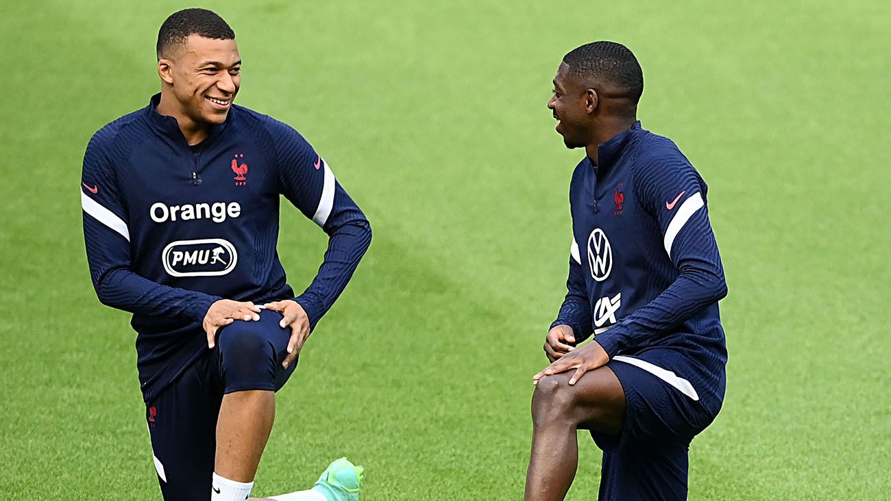 Kylian Mbappé y Ousmane Dembélé en un entrenamiento con Francia