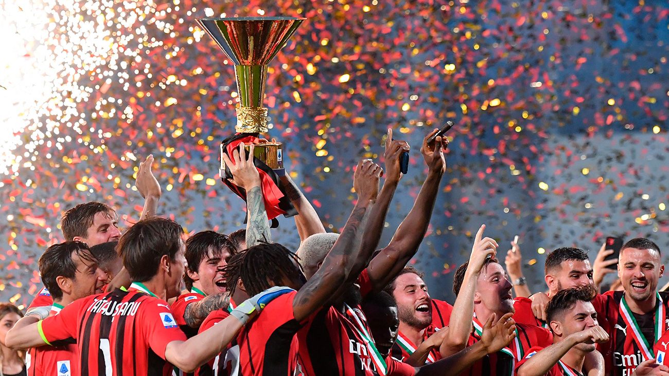 AC Milan players lift the title