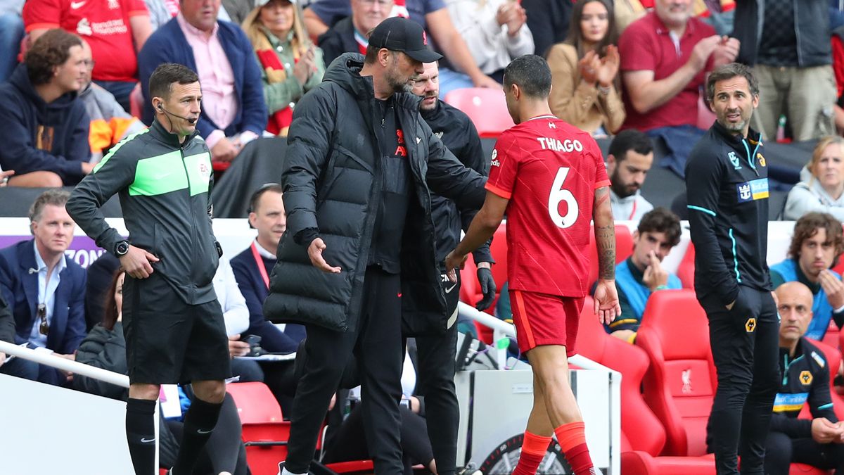 Thiago abandona el campo durante el Liverpool vs Wolves