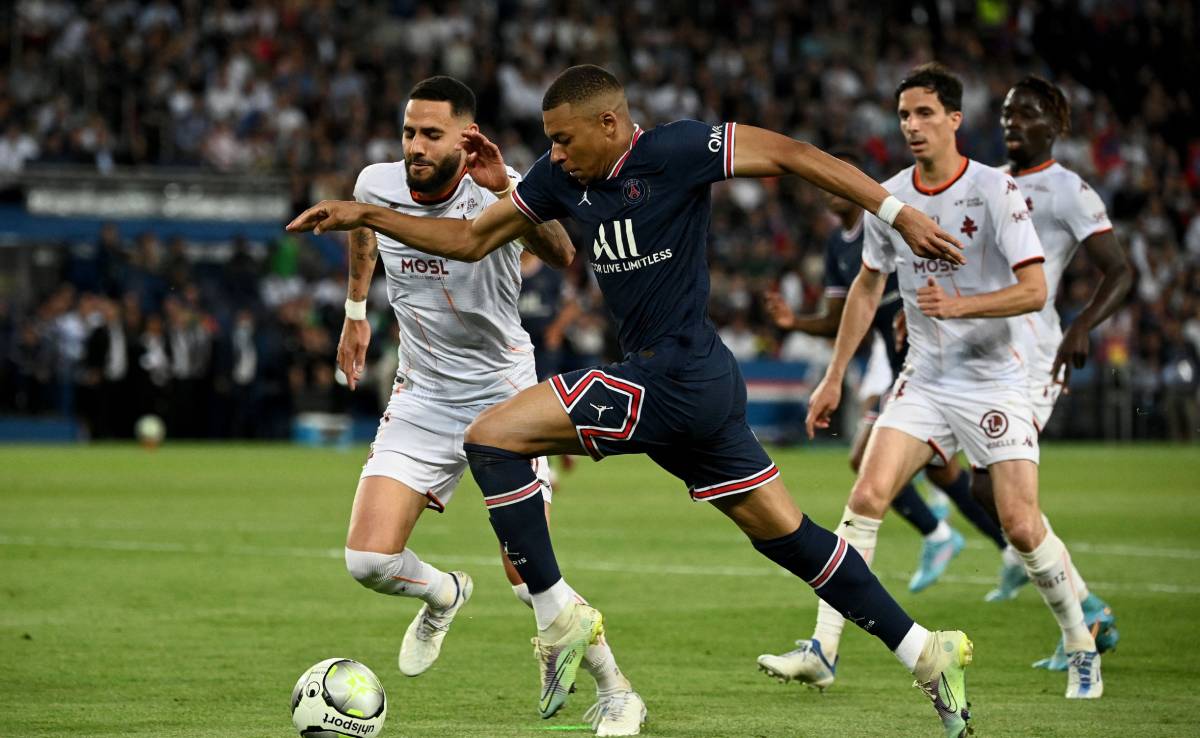 Mbappé, in a party in front of the Metz