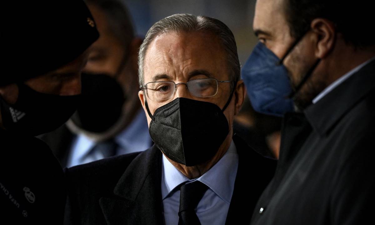 Florentino Pérez, en el palco durante el PSG-Madrid