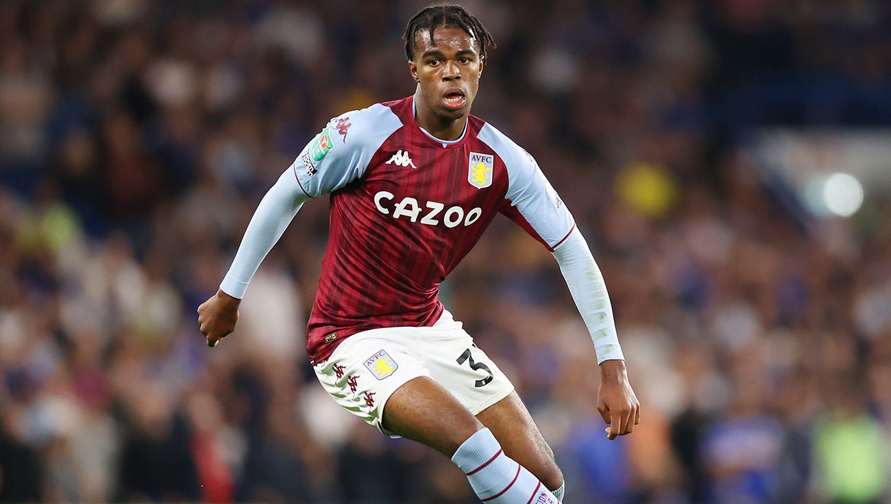 Carney Chukwuemeka con el Aston Villa