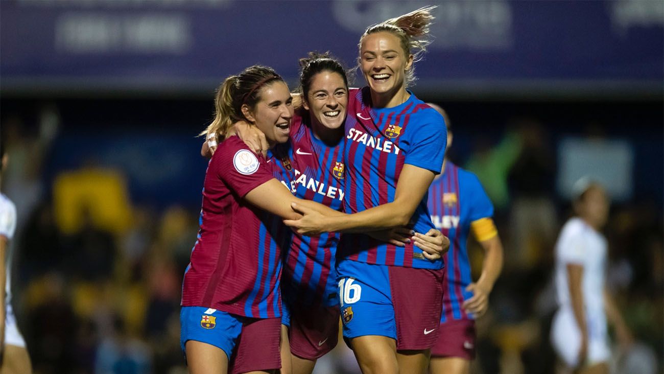 Jugadoras del Barça femenino festejan un tanto ante el Real Madrid (3-0)