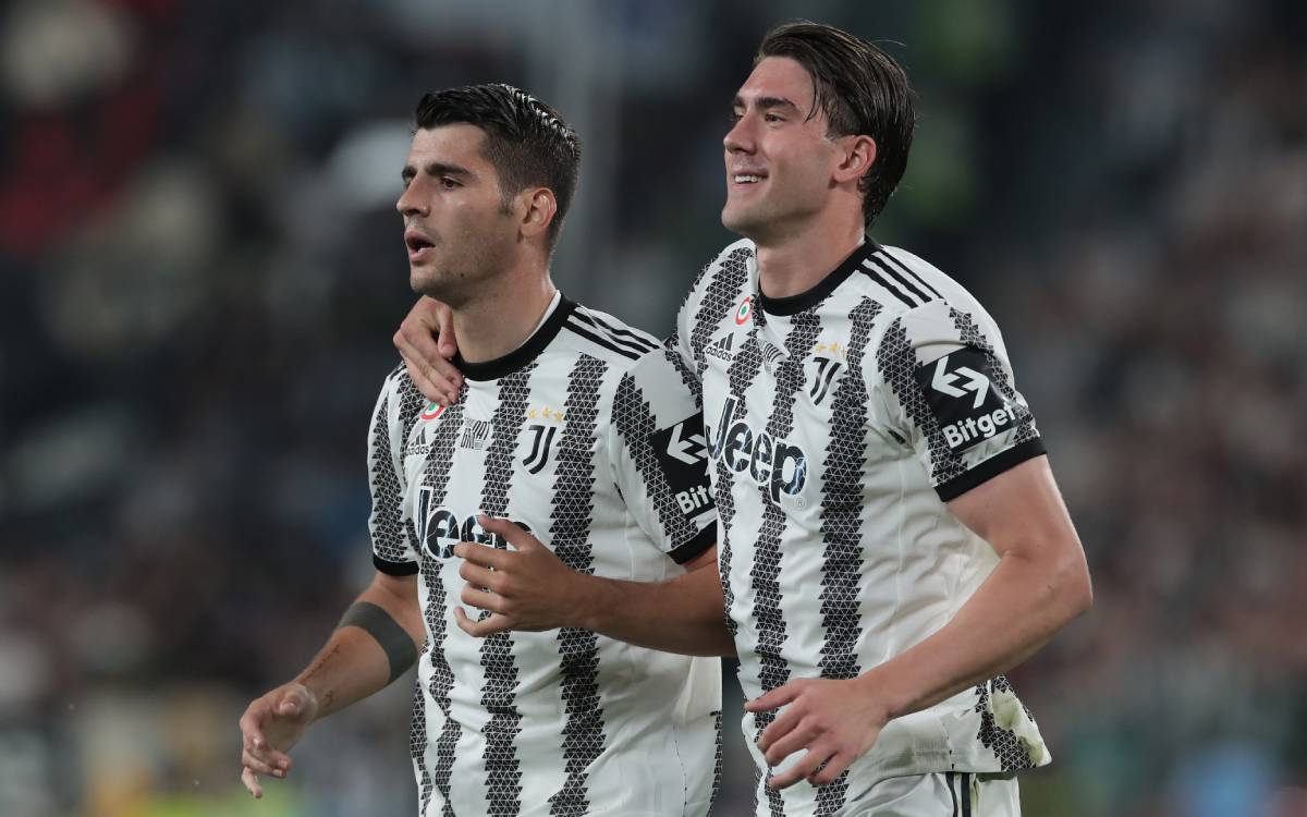 Morata And Vlahovic celebrate a goal in front of the Lazio