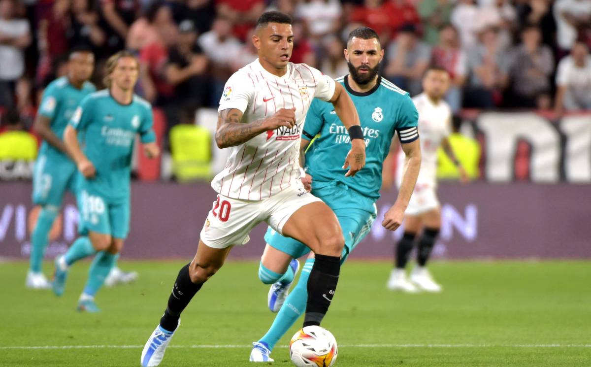 Diego Carlos in a party in front of the Real Madrid