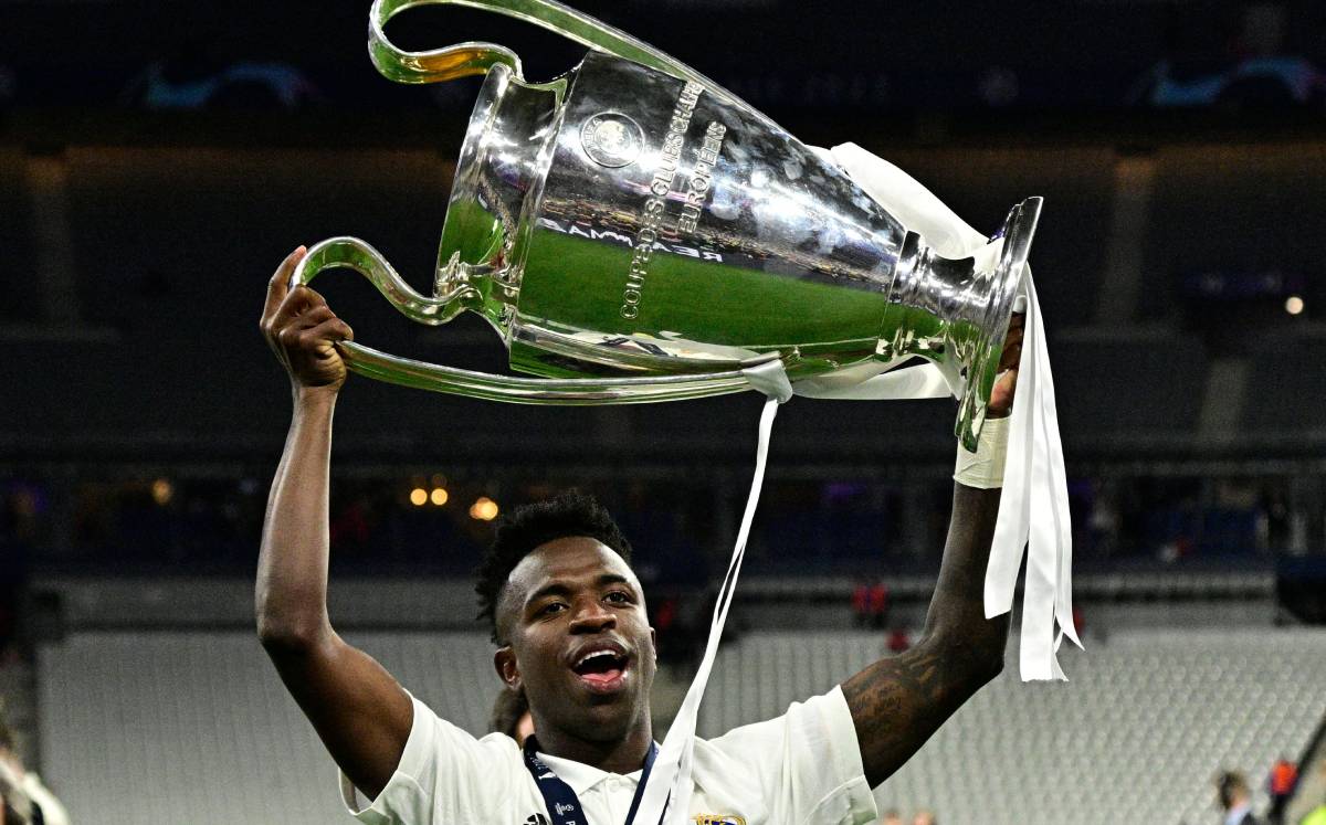Vinicius Celebrates the Champions conquered by the Madrid