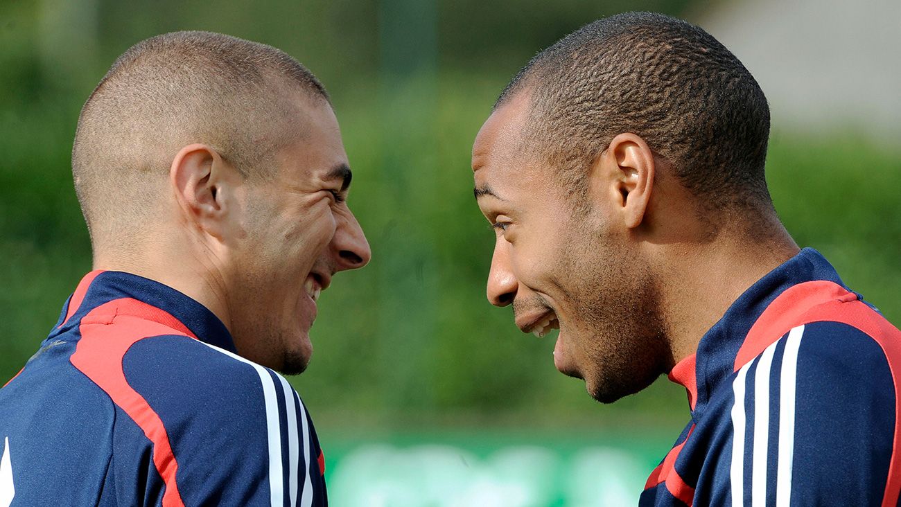 Karim Benzema y Thierry Henry sonriendo