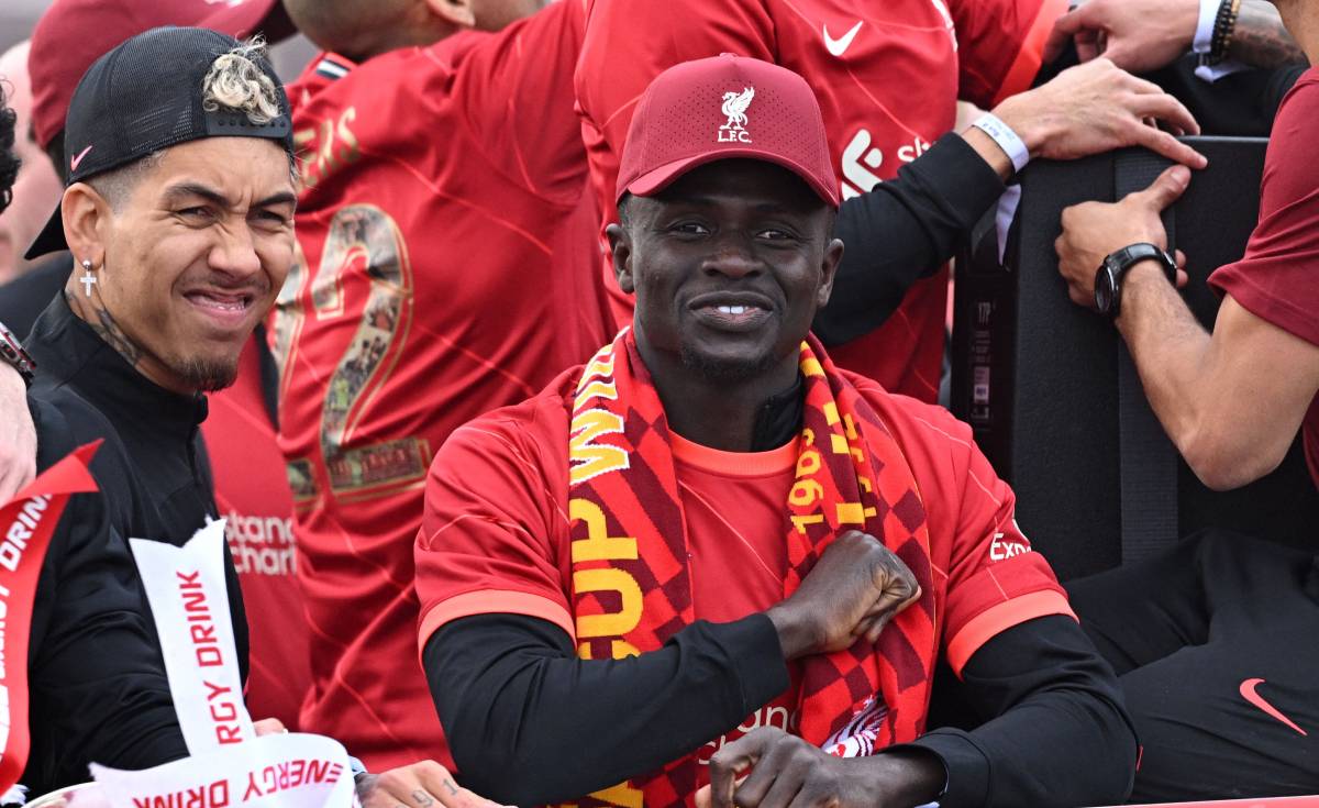 Sadio Mané, in the trohpy parade of Liverpool after the season 2021-22