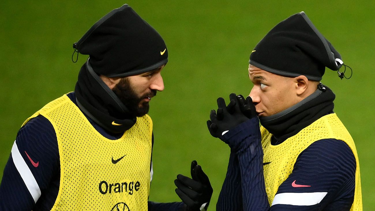Karim Benzema y Kylian Mbappé en un entrenamiento con Francia