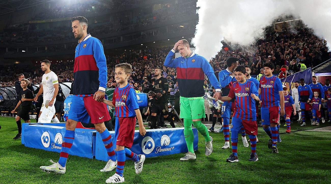 Jugadores del FC Barcelona saliendo al terreno de juego
