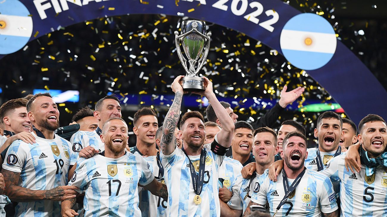 Leo Messi raises the trophy of the 'Finalissima' with Argentina