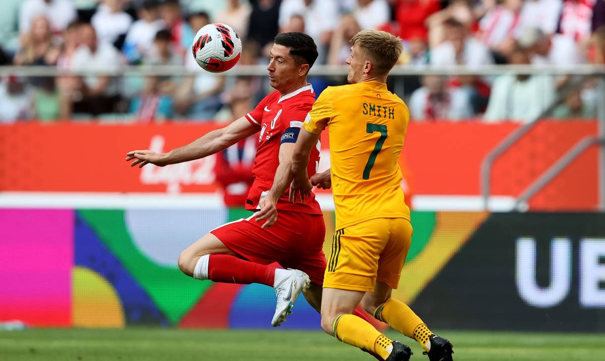 Robert Lewandowski, in a party in front of Wales