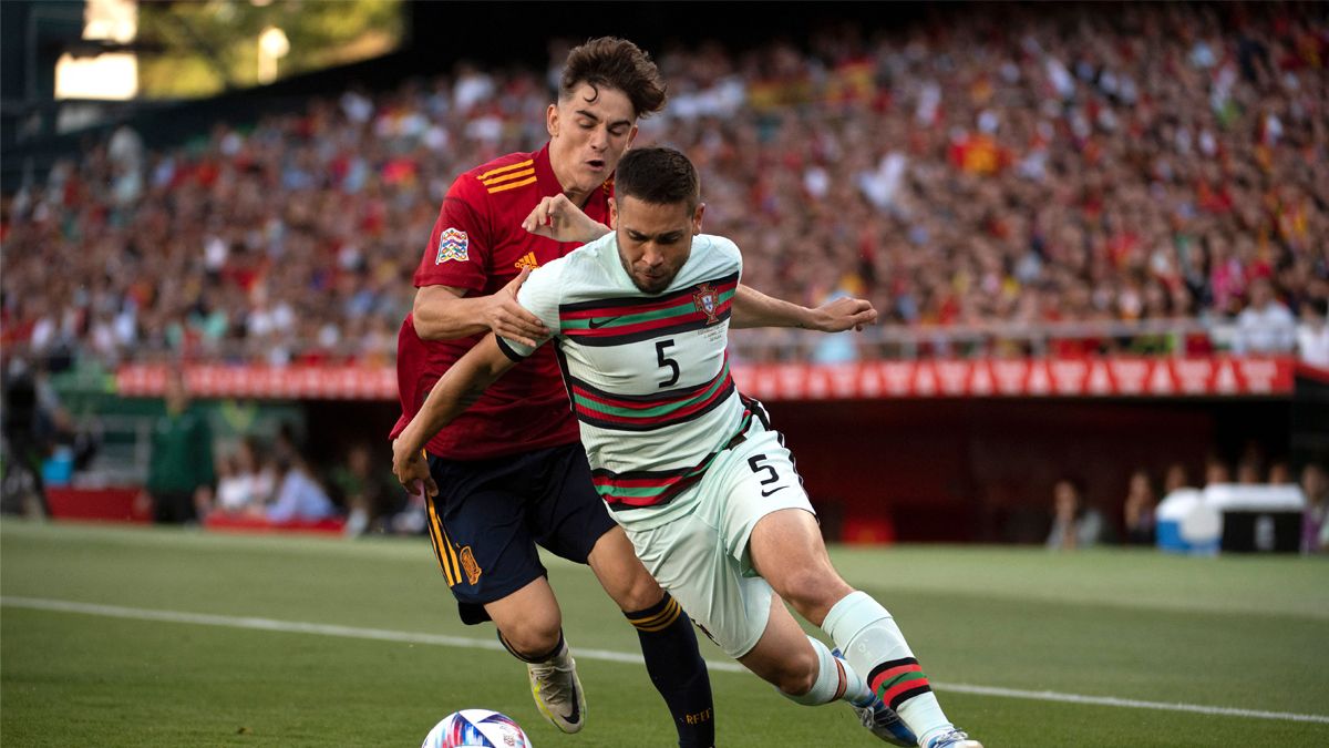 Raphael Guerreiro y Gavi en la disputa de un balón durante el España vs Portugal