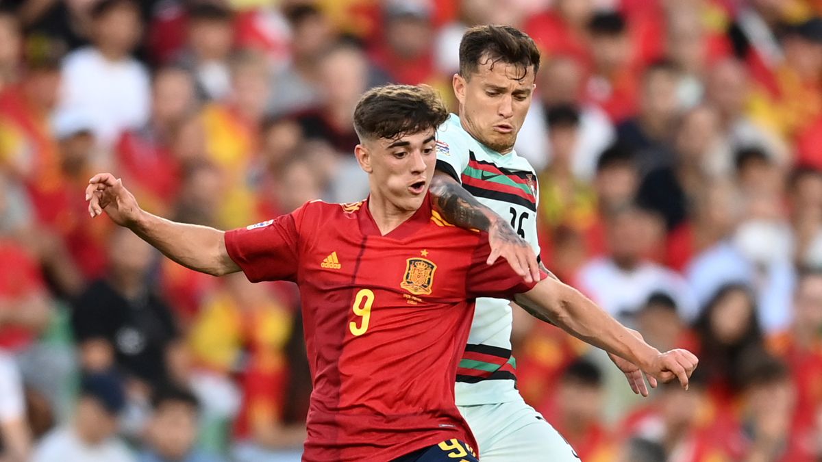 Gavi en un duelo con Octavio durante el España vs Portugal