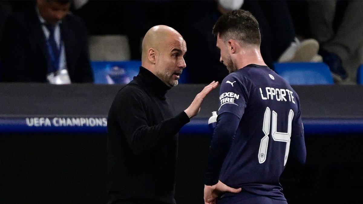 Aymeric Laporte y Pep Guardiola durante un partido del Manchester City