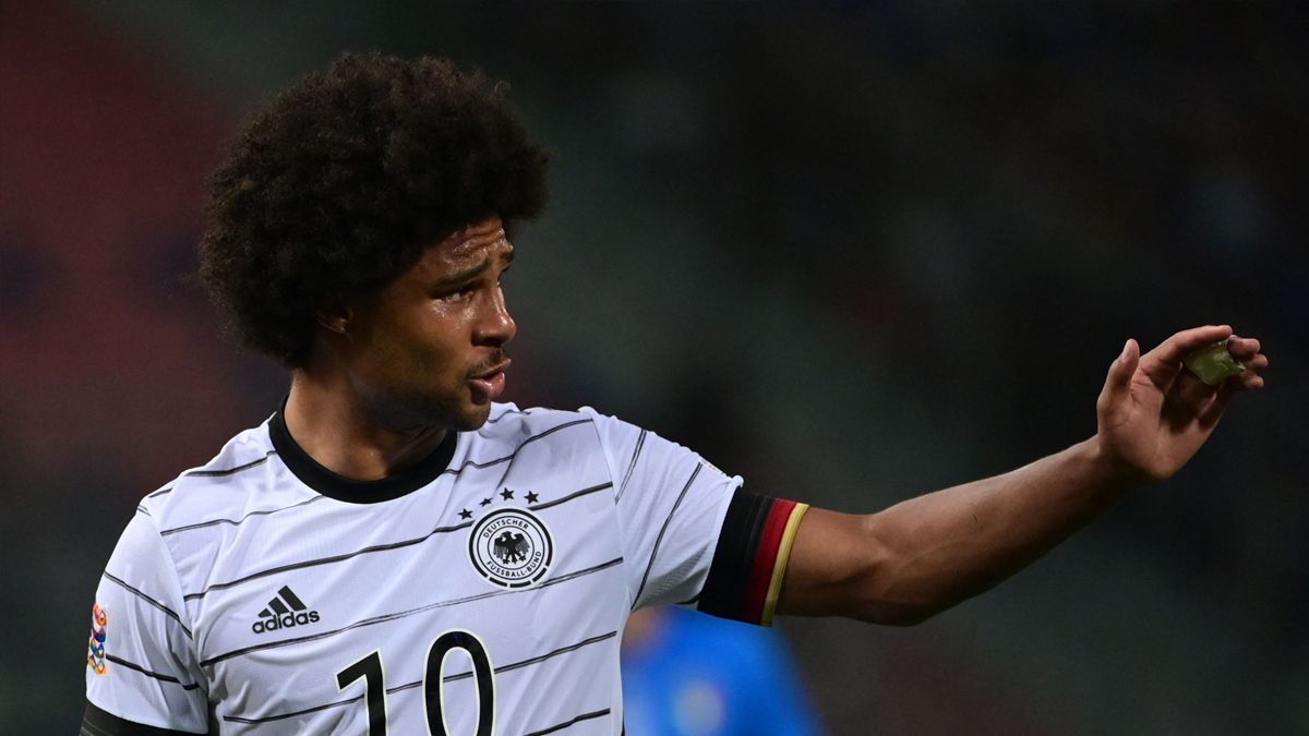 Serge Gnabry en un partido con la selección de Alemania