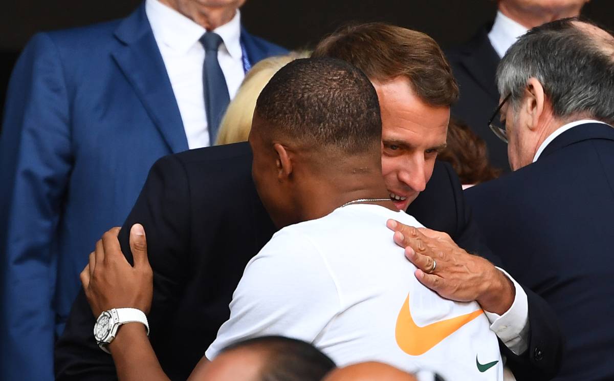 Macron y Mbappé en el palco durante un partido