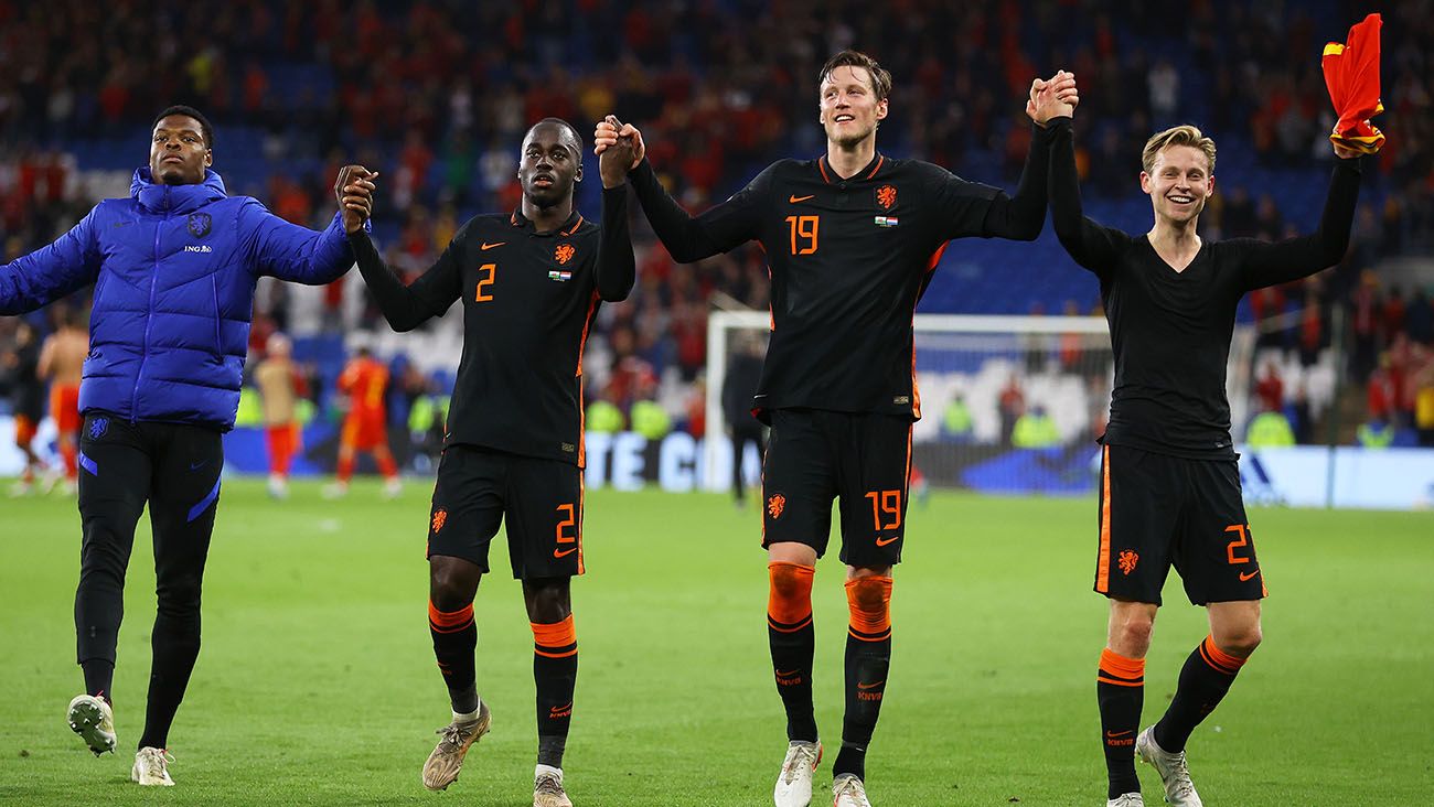 Frenkie de Jong celebrating with his teammates