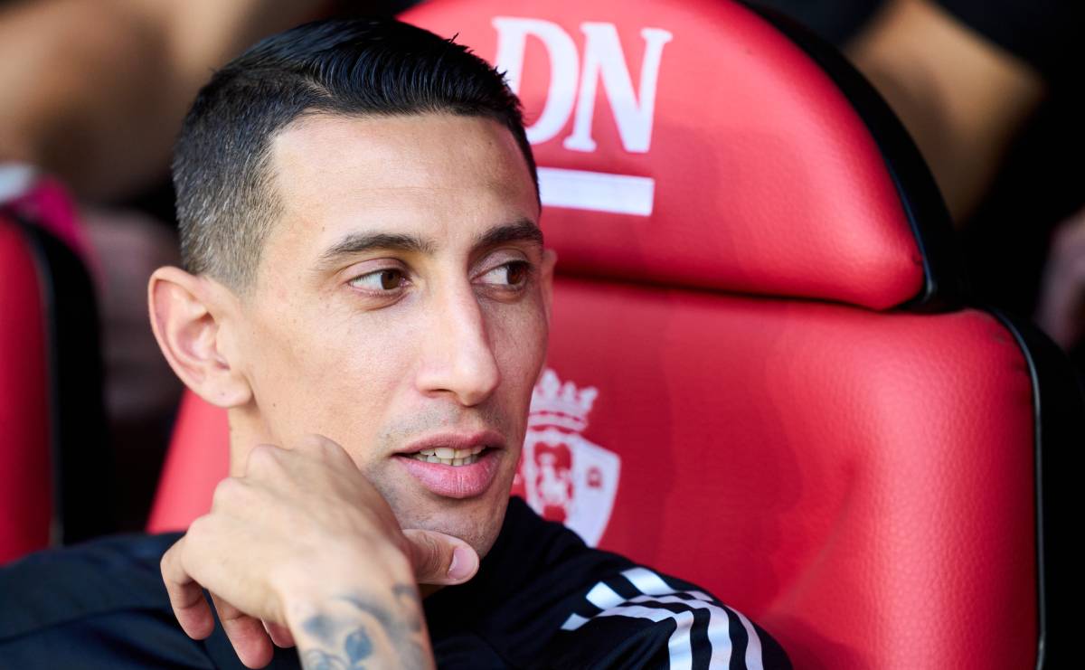 Di María, en el banquillo durante un amistoso