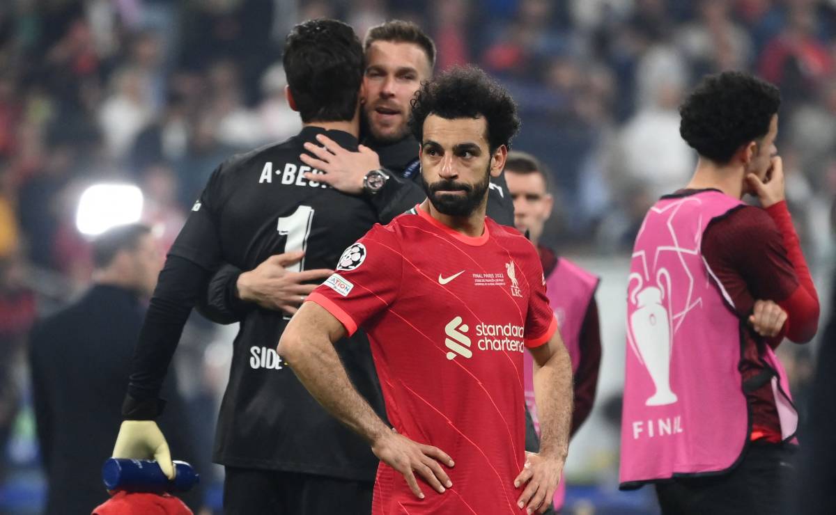 Salah se lamenta por la derrota del Liverpool en la final de la Champions