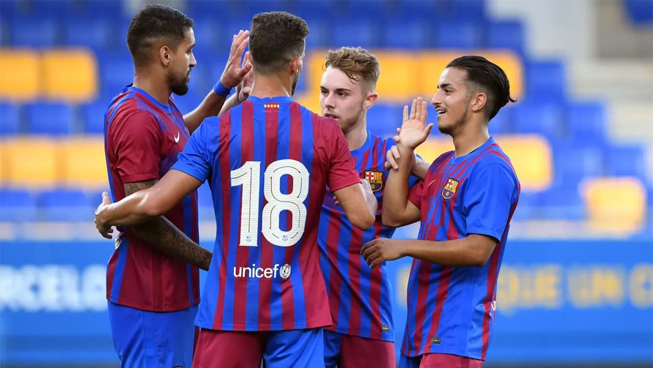 Jugadores del Barça  festejan un gol en la Primera RFEF