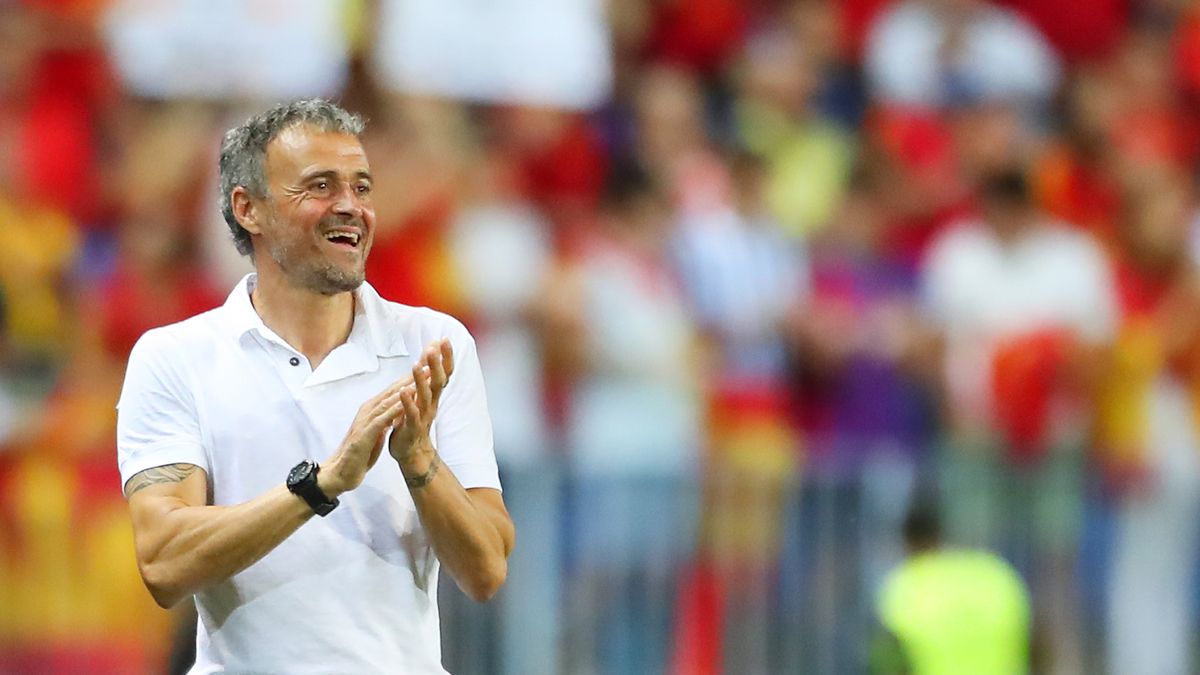 Luis Enrique applauds his players in Spain vs Czech Republic
