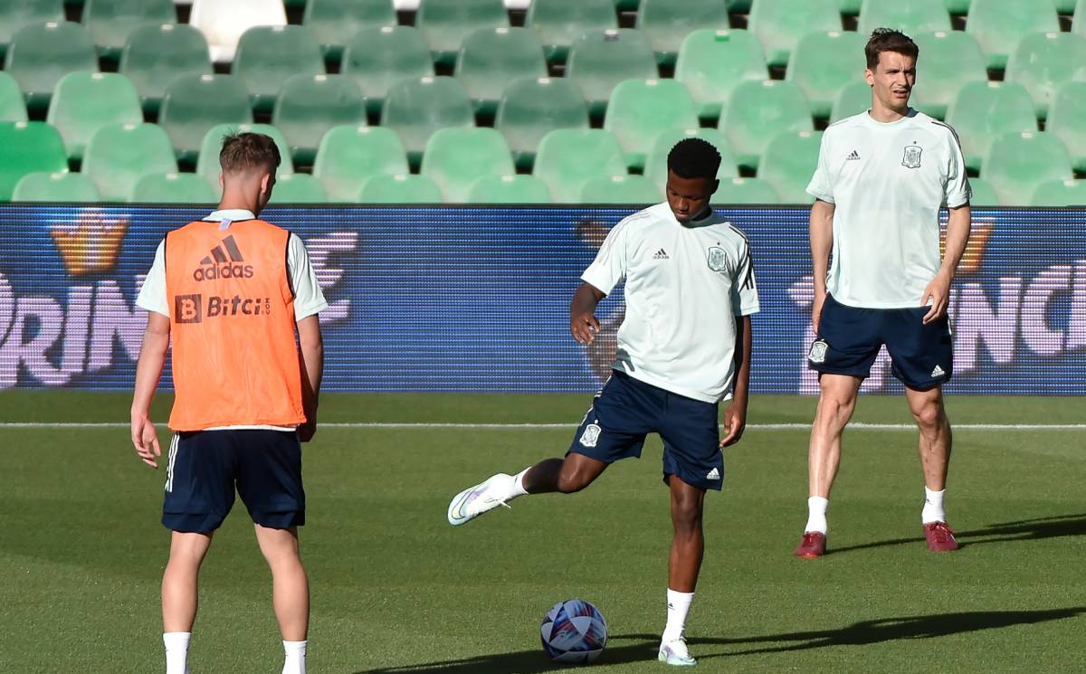 Ansu Fati trains with the spanish national team