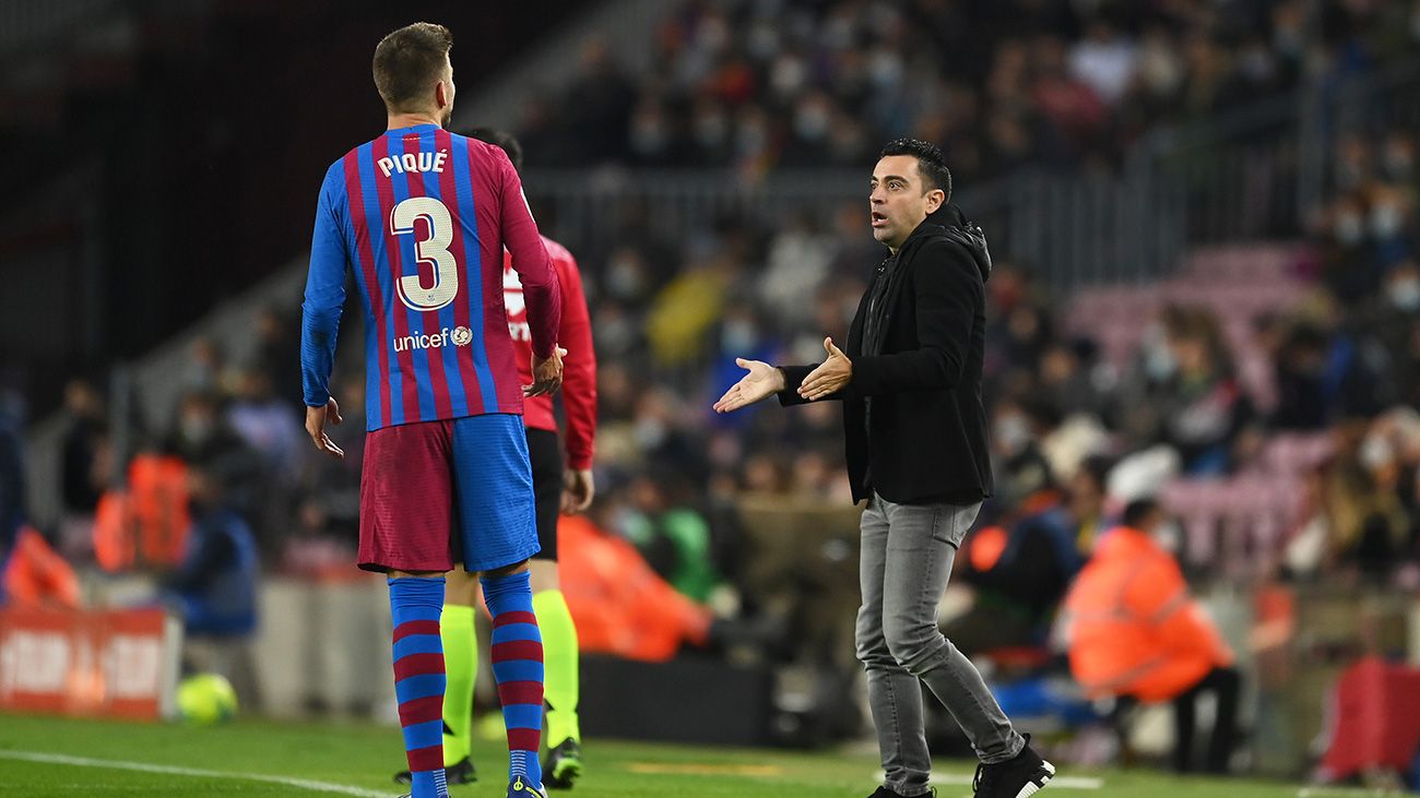 Gerard Piqué y Xavi Hernández, en un partido del FC Barcelona