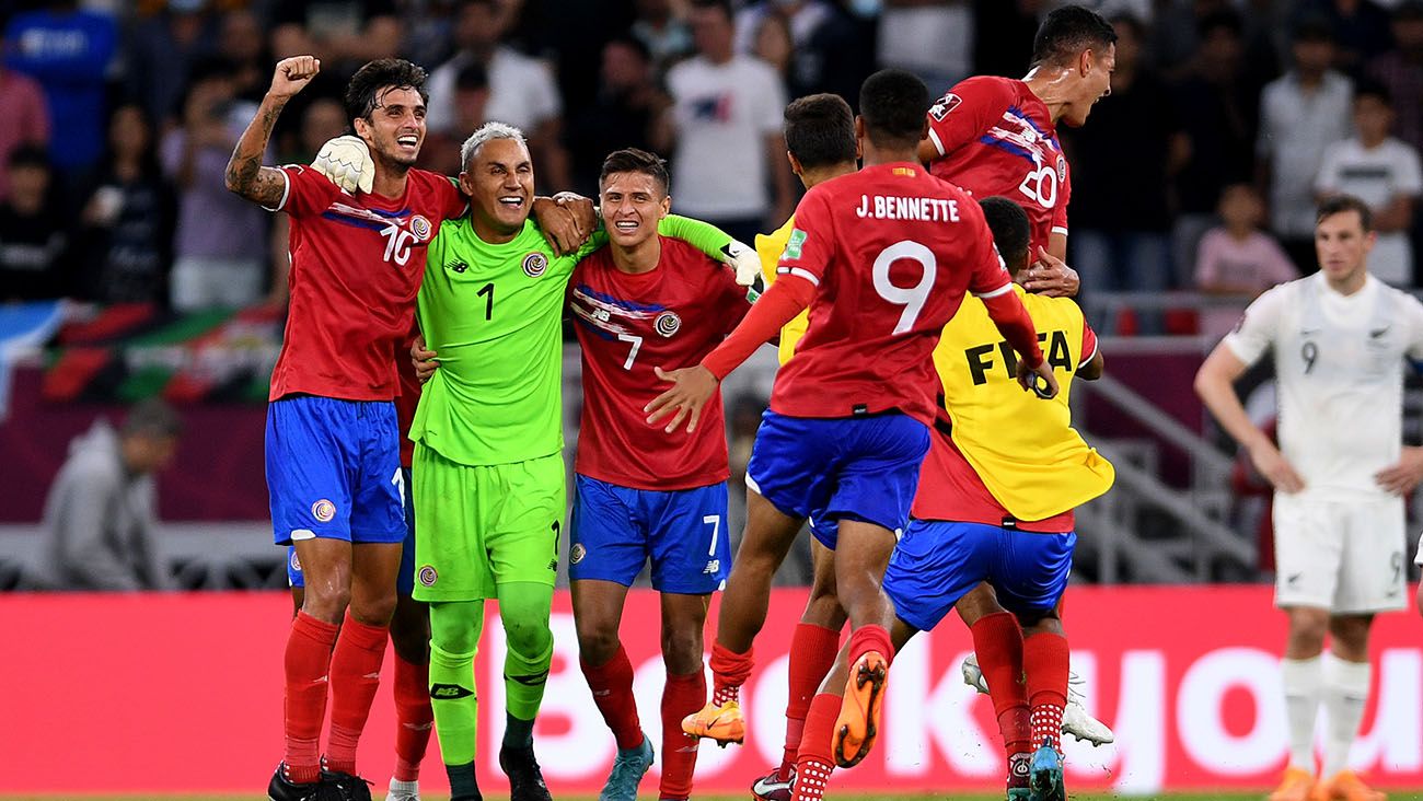 Jugadores de Costa Rica festejan su pase al Mundial