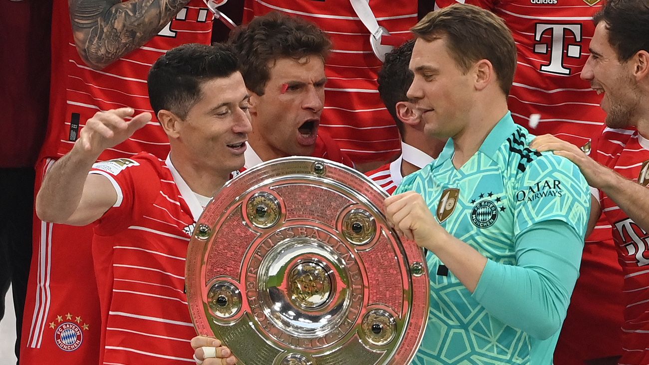 Lewandowski and Neuer with the Bundesliga trophy