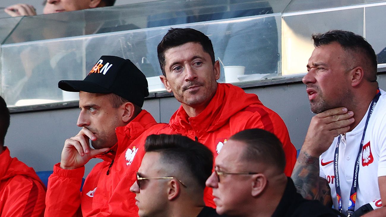 Lewandowski in the stands with his team