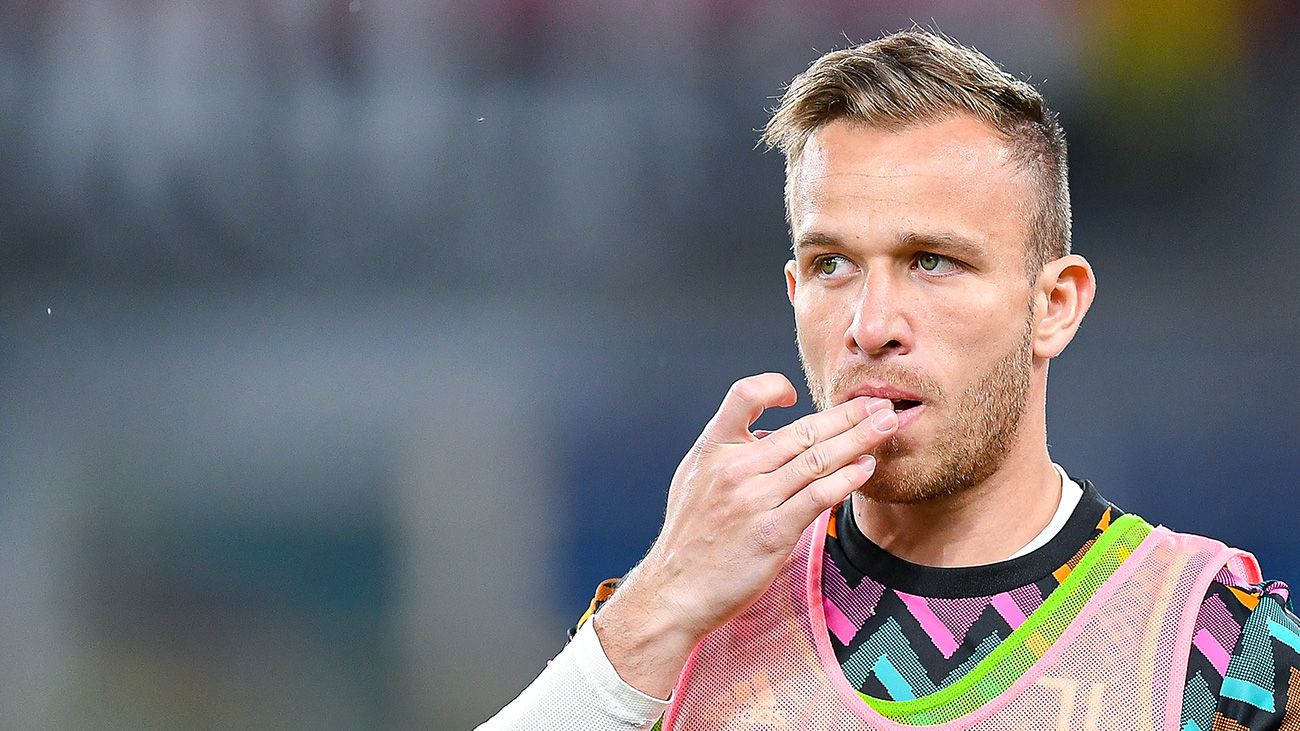 Arthur warming up with Juventus