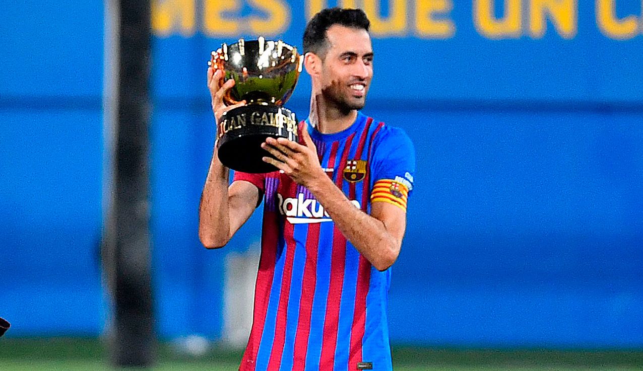 Sergio Busquets con el trofeo Joan Gamper