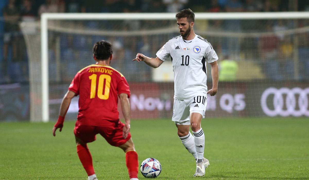 Pjanic, en un partido ante Montenegro