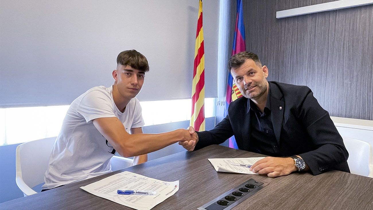 Iker Córdoba firmando su nuevo contrato con el Barça