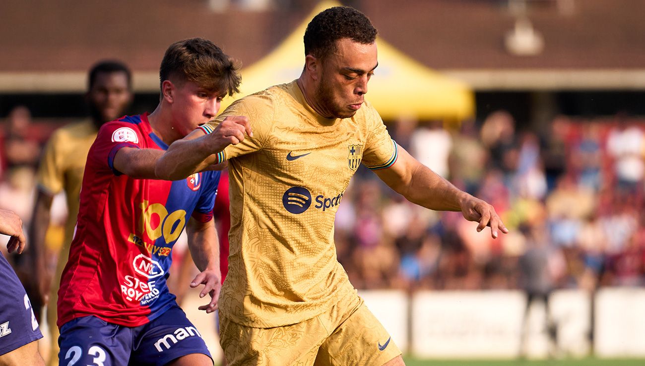 Sergiño Dest frente al Olot