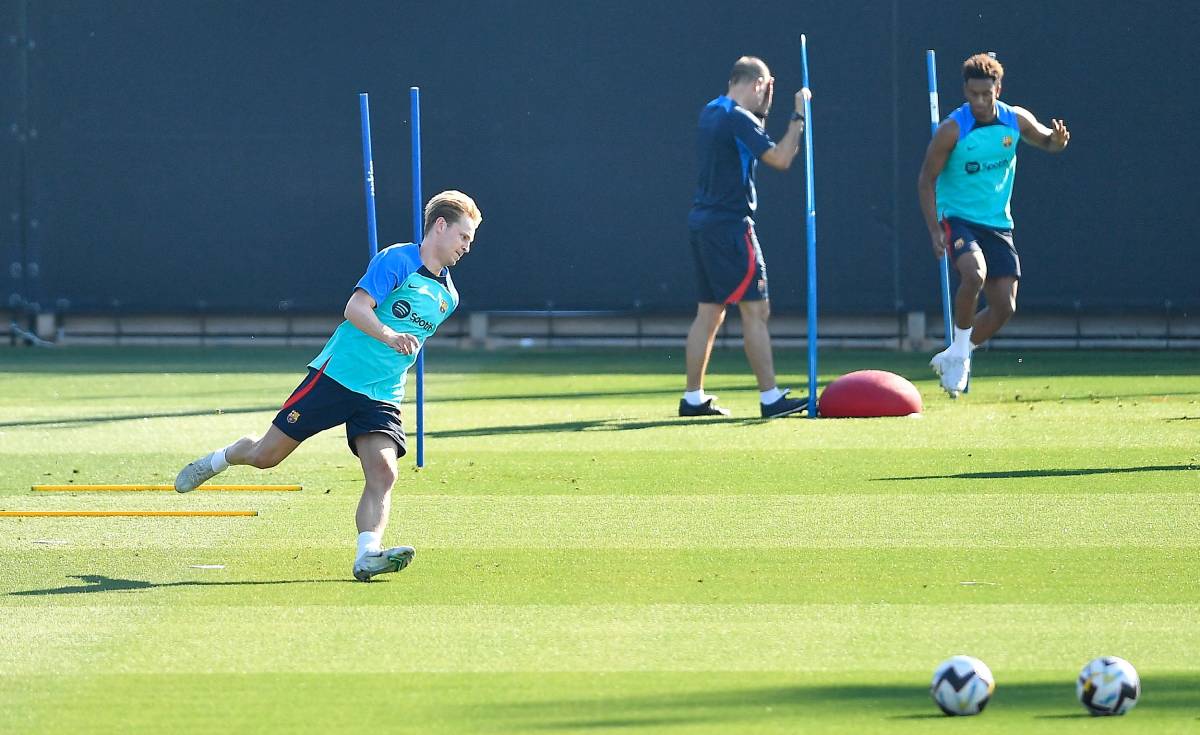 Frenkie de Jong trains with Barça