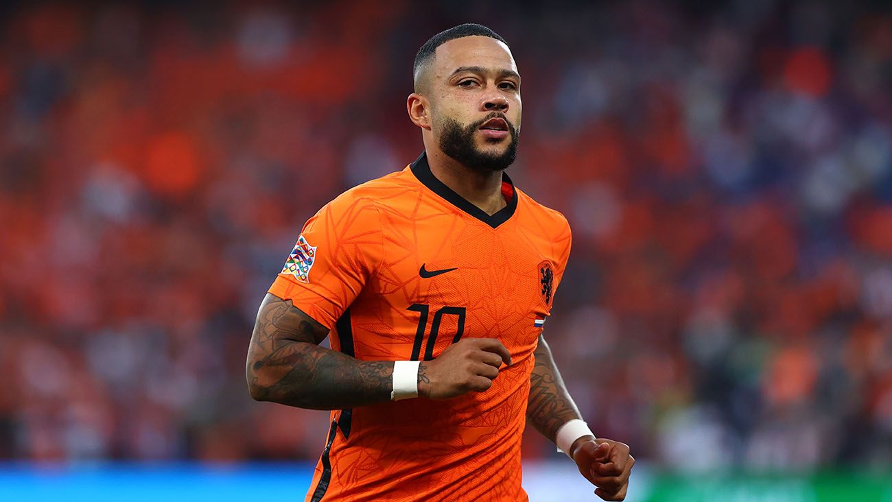 Memphis Depay en un partido con su selección